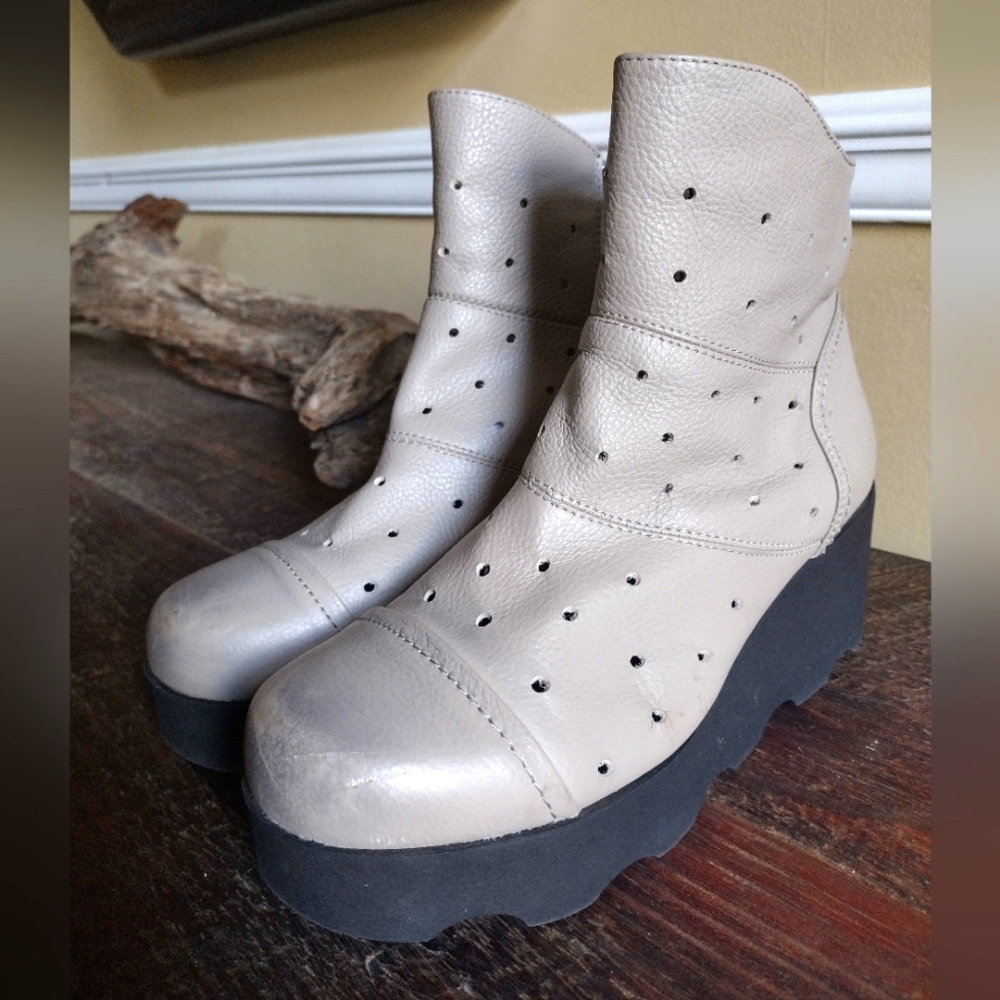 Rui Hill Taupe Distressed Perforated Boots Size 8 (CHN 245mm) - Picture 3 of 13